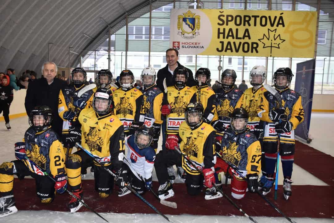 Interiér sportovní haly Javor s mladými hokejisty během tréninku na ledové ploše v moderní obloukové hale postavené systémem HUPRO SYSTEMS SE.