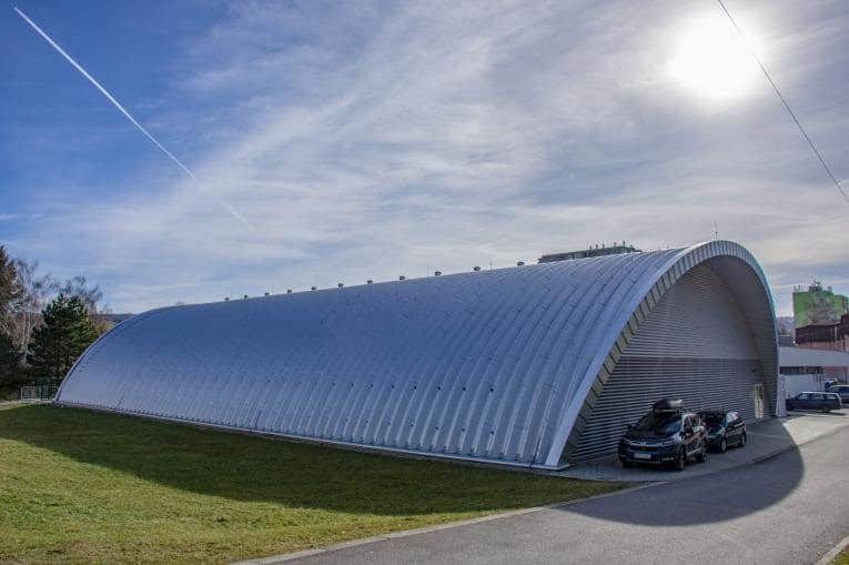 Oblouková montovaná ocelová sportovní hala v Tvrdošíně s moderním opláštěním a energeticky úsporným designem, realizovaná systémem HUPRO SYSTEMS SE.
