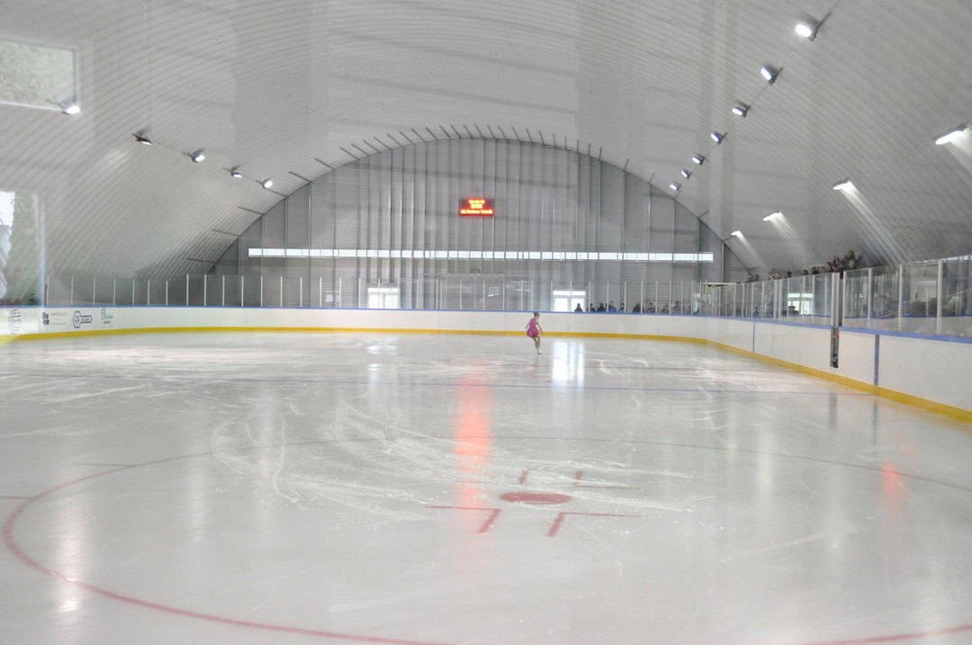 Moderní hokejová hala Budapešť, interiér s ledovou plochou a tribunami, realizace HUPRO SYSTEMS SE.