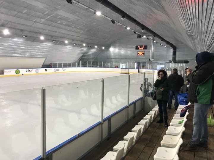 Interiér hokejové haly v Budapešti s ledovou plochou, tribunami a diváky, realizace HUPRO SYSTEMS SE.