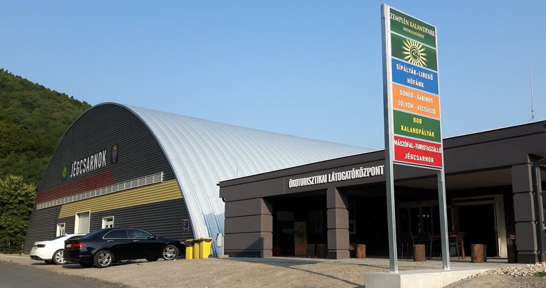 Moderní hokejová hala v Budapešť s obloukovou ocelovou konstrukcí a přilehlým návštěvnickým centrem, realizace HUPRO SYSTEMS SE.