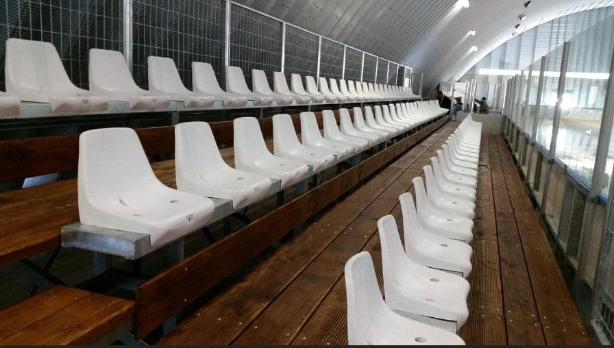 Tribuny s plastovými sedačkami uvnitř hokejové haly v Budapešti, realizace HUPRO SYSTEMS SE.