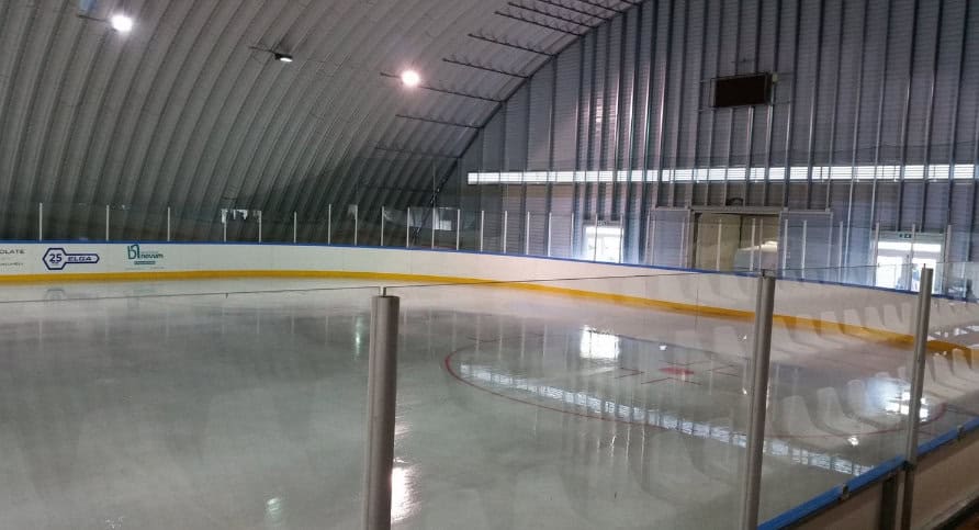 Ledová plocha a interiér hokejové haly v Budapešti s obloukovou ocelovou konstrukcí, realizace HUPRO SYSTEMS SE.