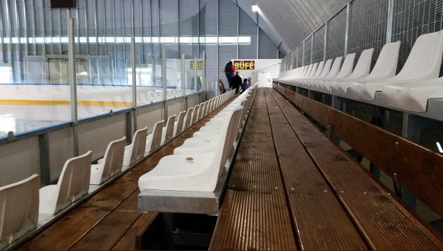 Tribuny s plastovými sedačkami v hokejové hale v Budapešti, pohled směrem k zázemí a bufetu, realizace HUPRO SYSTEMS SE.