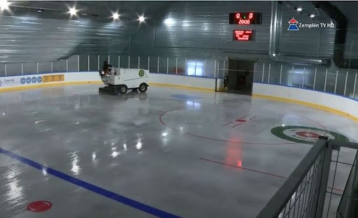 Stroj na úpravu ledu při práci uvnitř hokejové haly v Budapešti, oblouková ocelová konstrukce, realizace HUPRO SYSTEMS SE.