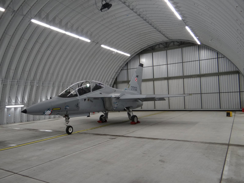 Oblouková ocelová montovaná letecká hala s vojenským letounem uvnitř, realizace HUPRO SYSTEMS SE