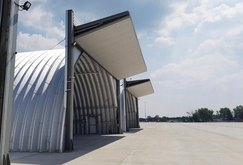 Obloukové ocelové montované letecké haly s otevřenými vraty, samonosná konstrukce HUPRO SYSTEMS SE