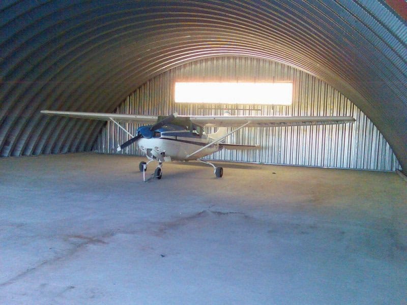 Oblouková ocelová montovaná letecká hala s malým letadlem uvnitř, samonosná konstrukce HUPRO SYSTEMS SE