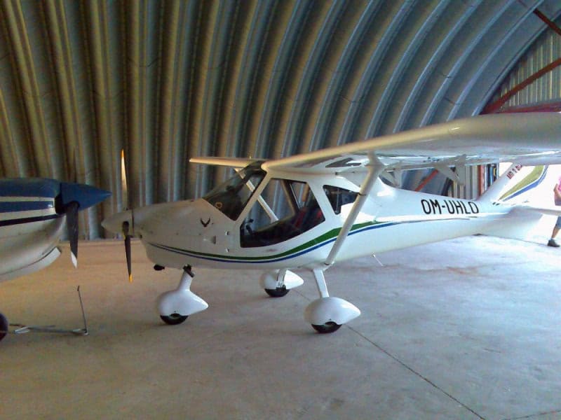 Oblouková ocelová montovaná letecká hala s lehkým sportovním letadlem uvnitř, samonosná konstrukce HUPRO SYSTEMS SE