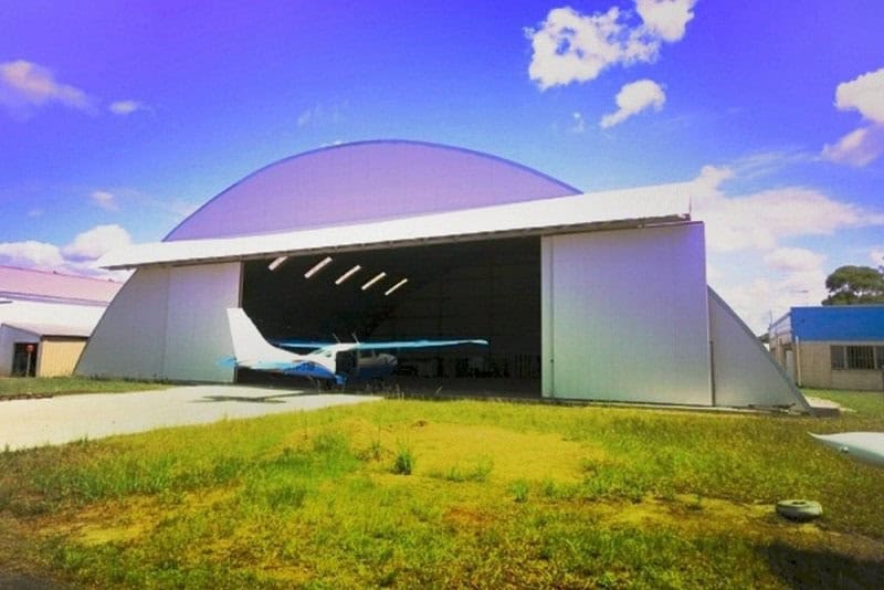 Oblouková ocelová montovaná letecká hala s malým letadlem, samonosná konstrukce HUPRO SYSTEMS SE