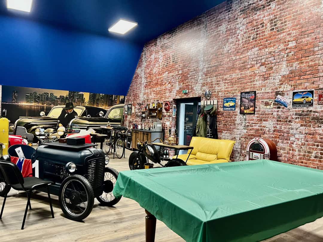 Interiér soukromého muzea aut, ocelová hala realizována společností HUPRO SYSTEMS SE