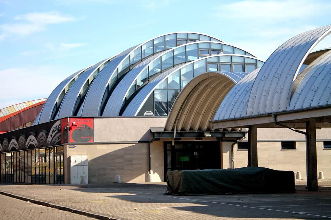 Moderní oblouková ocelová montovaná hala s prosklenou fasádou využitá pro komerční a veřejné účely. Realizace HUPRO SYSTEMS SE.