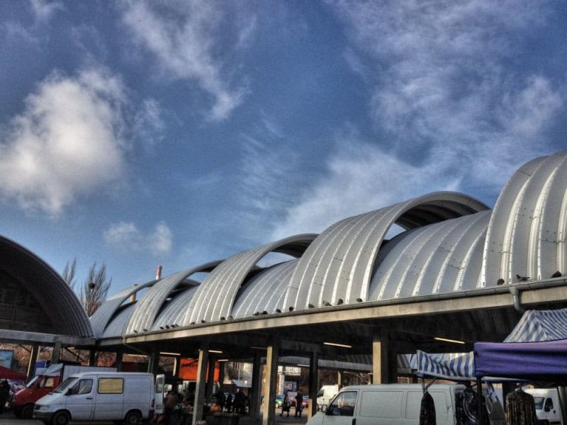 Obloukové ocelové montované haly tvořící zastřešení městské tržnice s moderní konstrukcí a praktickým využitím. Realizace HUPRO SYSTEMS SE.