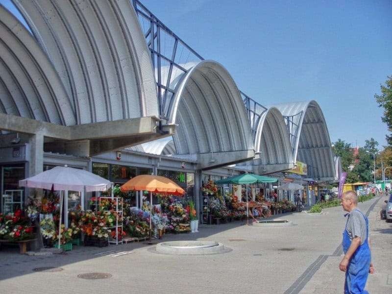 Obloukové ocelové montované haly sloužící jako zastřešení městské tržnice s květinovými stánky a obchody. Realizace HUPRO SYSTEMS SE.