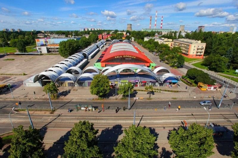 Obloukové ocelové montované haly tvořící rozsáhlý komplex městské tržnice s moderním zastřešením a obchodními prostory. Realizace HUPRO SYSTEMS SE.