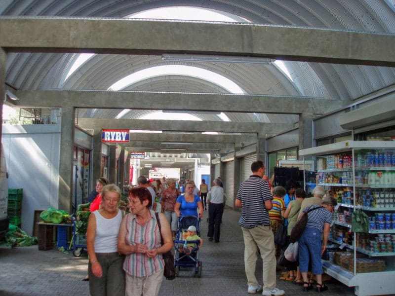 Obloukové ocelové montované haly využité jako zastřešení městské tržnice s obchody a prodejními stánky. Realizace HUPRO SYSTEMS SE.