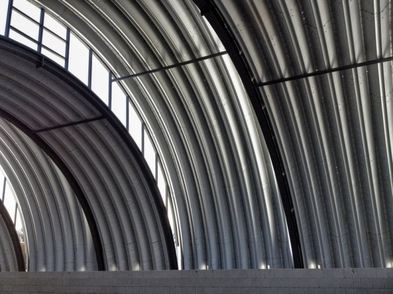 Detail obloukové ocelové montované konstrukce haly s viditelnými výztuhami a nosnými oblouky. Realizace HUPRO SYSTEMS SE.