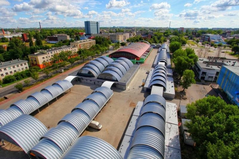 Ocelové montované obloukové haly HUPRO® s moderním designem a červenou střechou, vhodné pro průmyslové a komerční využití, realizace HUPRO SYSTEMS SE.