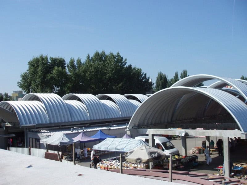 Ocelové montované obloukové haly využité jako kryté tržnice s pevnou konstrukcí a moderním designem, realizace HUPRO SYSTEMS SE.