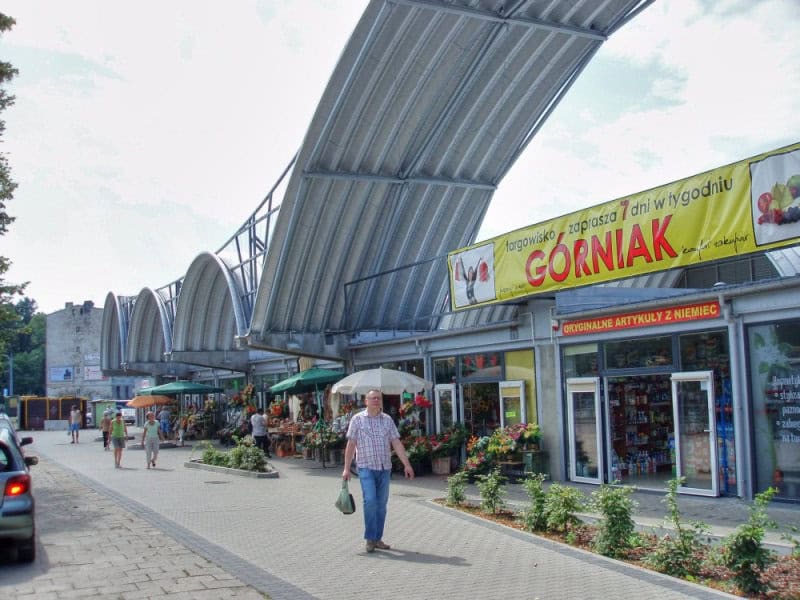 Ocelová montovaná oblouková hala využitá jako tržnice s obchodními prostory, realizace HUPRO SYSTEMS SE.