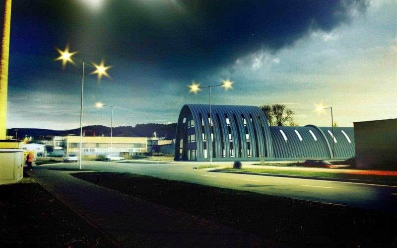 Noční vizualizace montované ocelové obloukové haly s kancelářskou částí, realizace HUPRO SYSTEMS SE.
