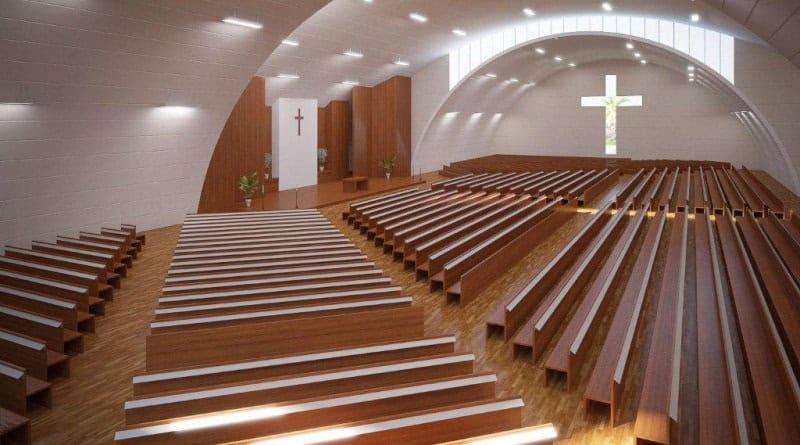 Interiér moderní obloukové montované ocelové haly upravené jako moderní kostel s dřevěným vybavením, realizace HUPRO SYSTEMS SE.