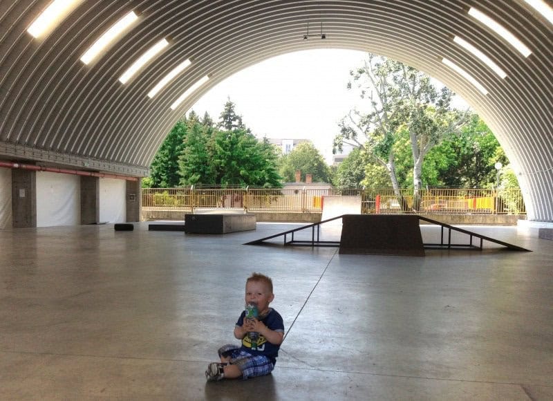 Oblouková ocelová hala s betonovou podlahou a skate překážkami, interiér s otevřeným čelem a přirozeným světlem. Realizace HUPRO SYSTEMS SE.