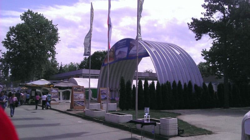 Oblouková ocelová hala na míru vystavená na veletrhu, ukázka konstrukce HUPRO SYSTEMS SE.