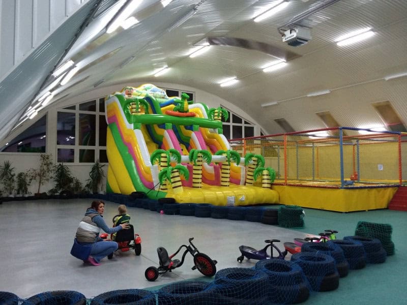 Interiér obloukové haly na míru upravený jako dětské zábavní centrum s nafukovací skluzavkou, realizace HUPRO SYSTEMS SE