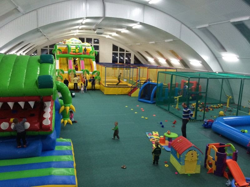 Interiér obloukové haly na míru přestavěný na dětské hřiště s nafukovacími atrakcemi a prolézačkami, realizace HUPRO SYSTEMS SE