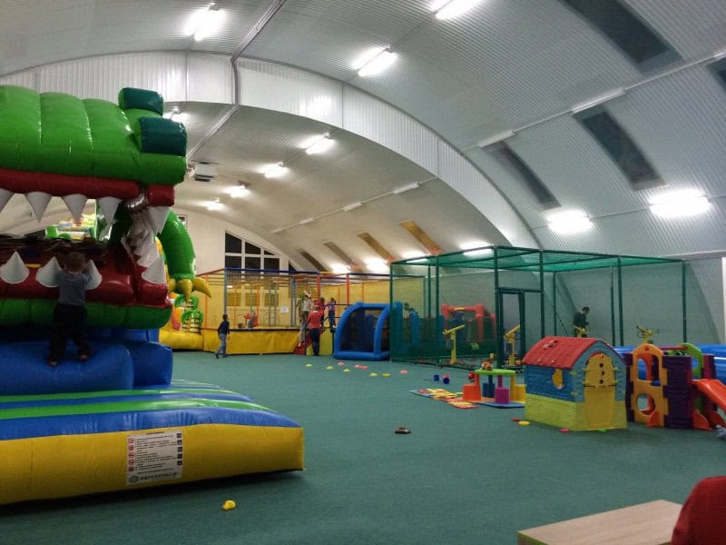 Interiér obloukové montované ocelové haly na míru přeměněný na dětskou herní halu s nafukovacími atrakcemi a prolézačkami, realizace HUPRO SYSTEMS SE