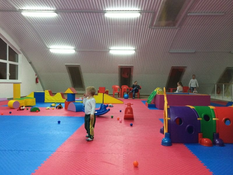 Interiér obloukové haly na míru sloužící jako dětská herna s pěnovými prvky a bezpečným povrchem, realizace HUPRO SYSTEMS SE