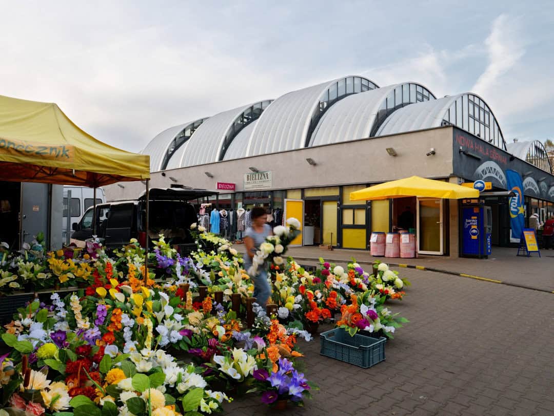 Ocelová oblouková hala na míru sloužící jako městská tržnice s obchody a stánky, realizace HUPRO SYSTEMS SE