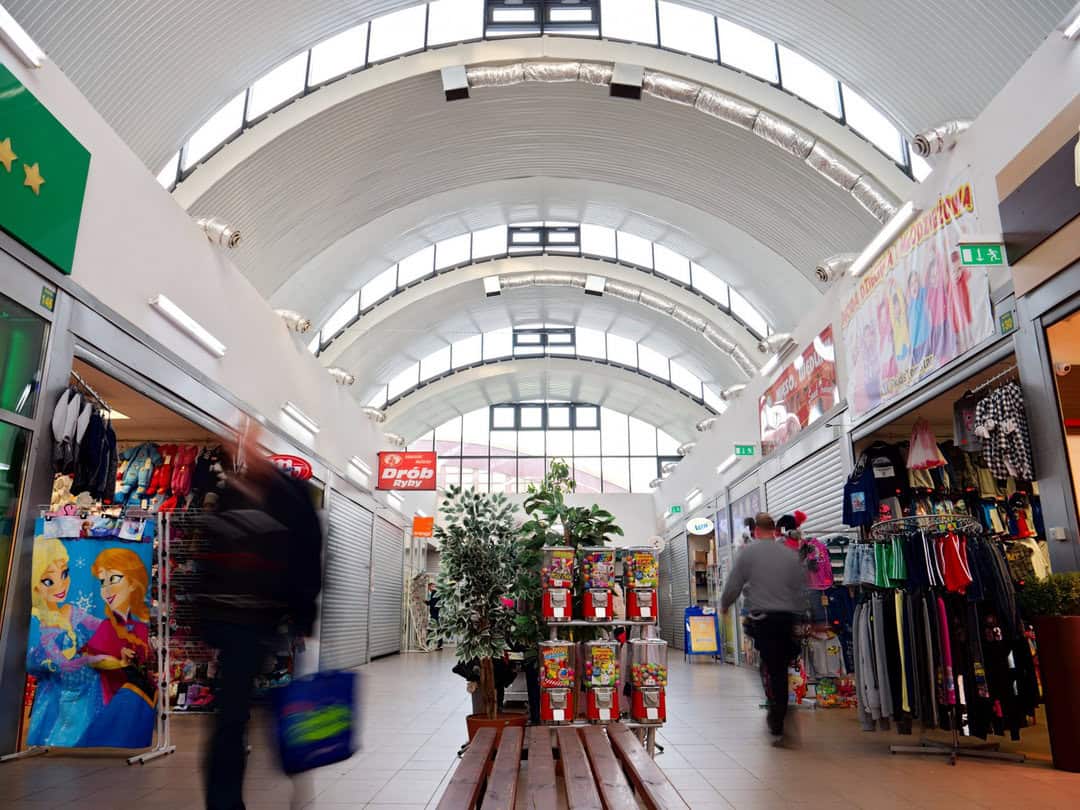 Interiér ocelové obloukové haly na míru přestavěné na městskou tržnici s obchody a stánky, realizace HUPRO SYSTEMS SE