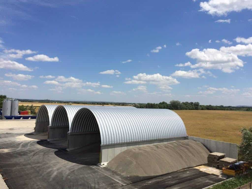 Obloukové ocelové montované průmyslové haly určené pro skladování sypkých materiálů, realizace HUPRO SYSTEMS SE.