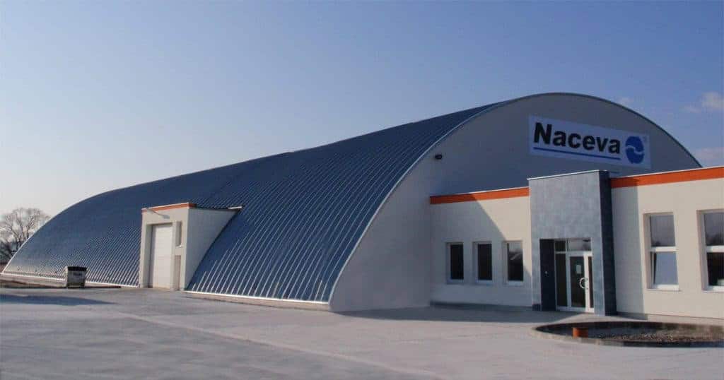 Moderní oblouková ocelová montovaná průmyslová hala Naceva s administrativní částí, realizace HUPRO SYSTEMS SE.