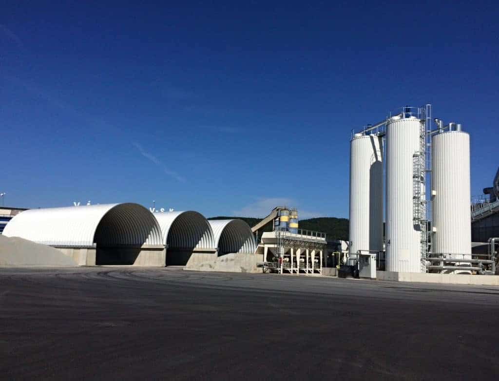 Obloukové ocelové montované průmyslové haly pro skladování surovin v průmyslovém areálu, realizace HUPRO SYSTEMS SE.