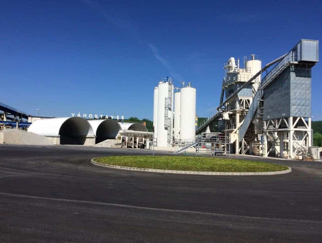 Obloukové ocelové montované průmyslové haly ve výrobním areálu Váhostav-SK, určené pro skladování stavebních materiálů, realizace HUPRO SYSTEMS SE.