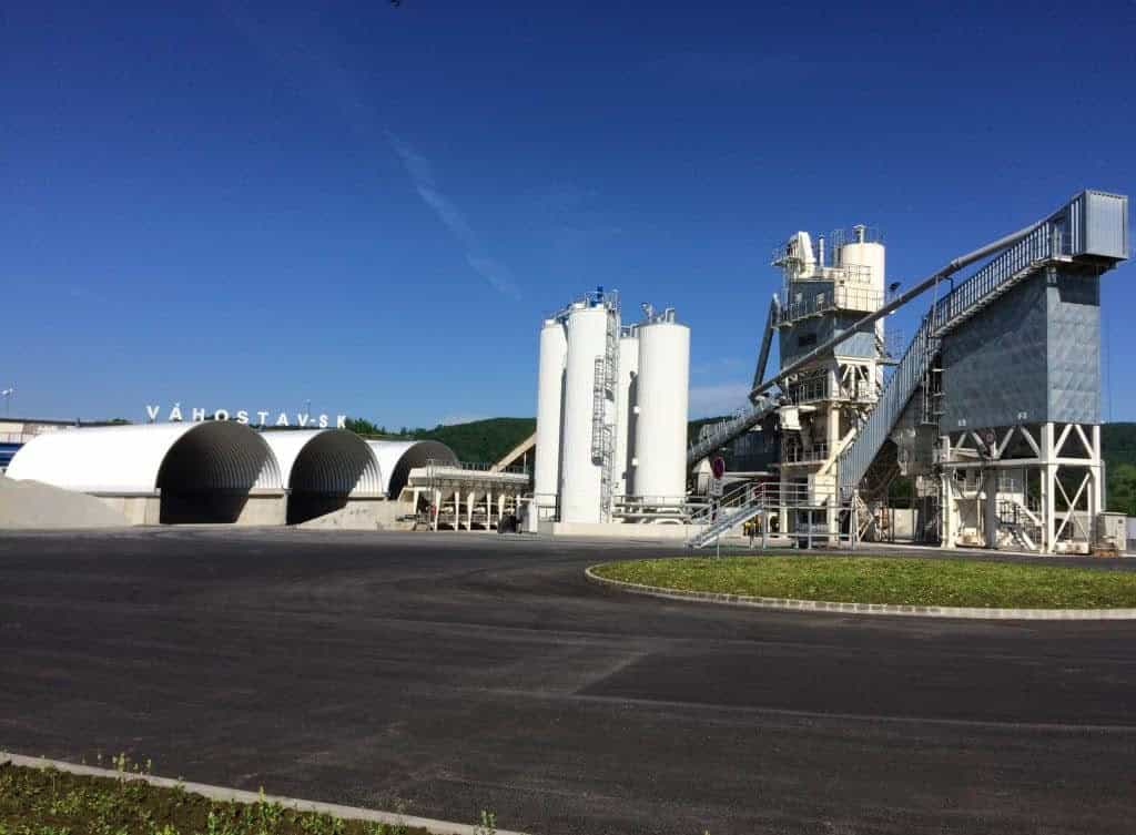 Montované ocelové obloukové průmyslové haly ve výrobním areálu společnosti Váhostav-SK s integrovanou technologií pro betonárnu, realizace HUPRO SYSTEMS SE