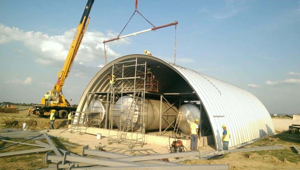 Montáž montované ocelové obloukové průmyslové haly s instalací nádrží pomocí jeřábu, realizace HUPRO SYSTEMS SE