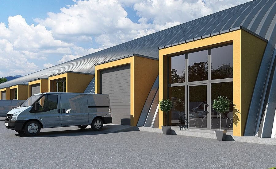 Montovaná ocelová oblouková hala s moderními kancelářskými vstupy a garážovými vraty, realizace HUPRO SYSTEMS SE