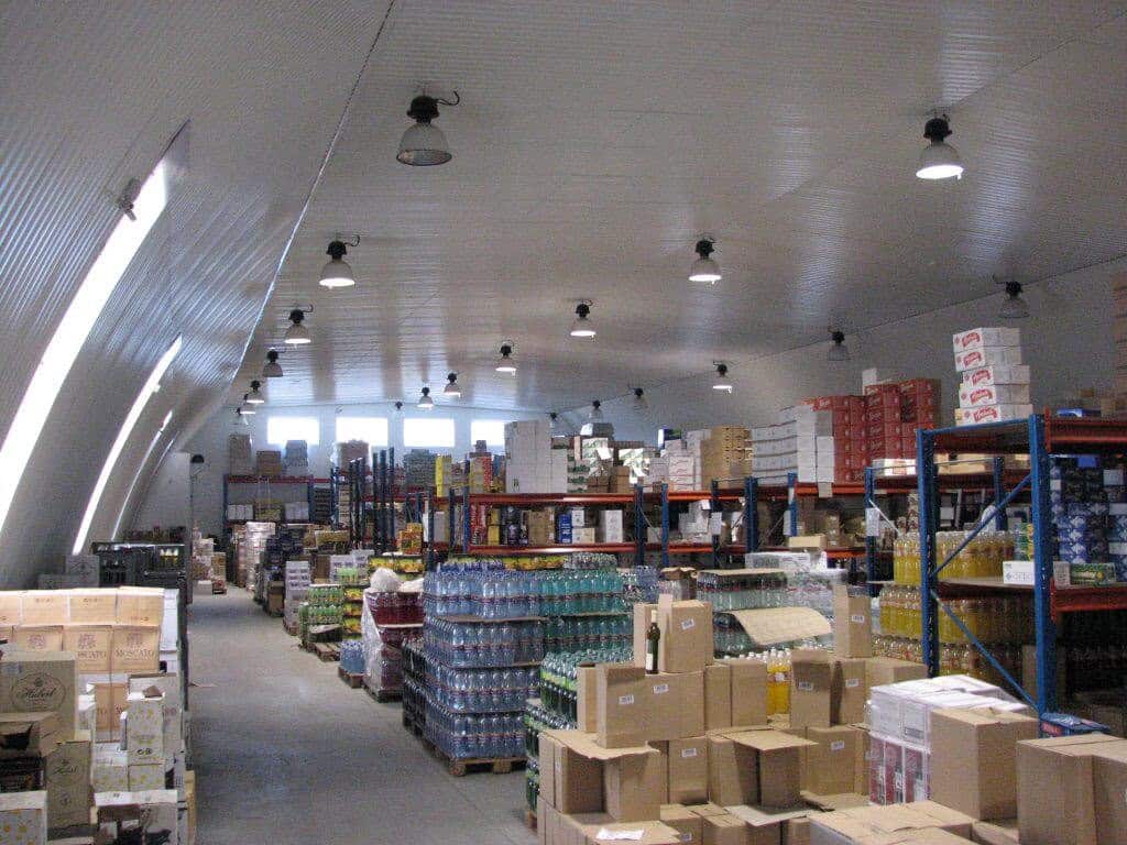 Interiér montované ocelové obloukové skladové haly využívané jako sklad potravin a nápojů, realizace HUPRO SYSTEMS SE