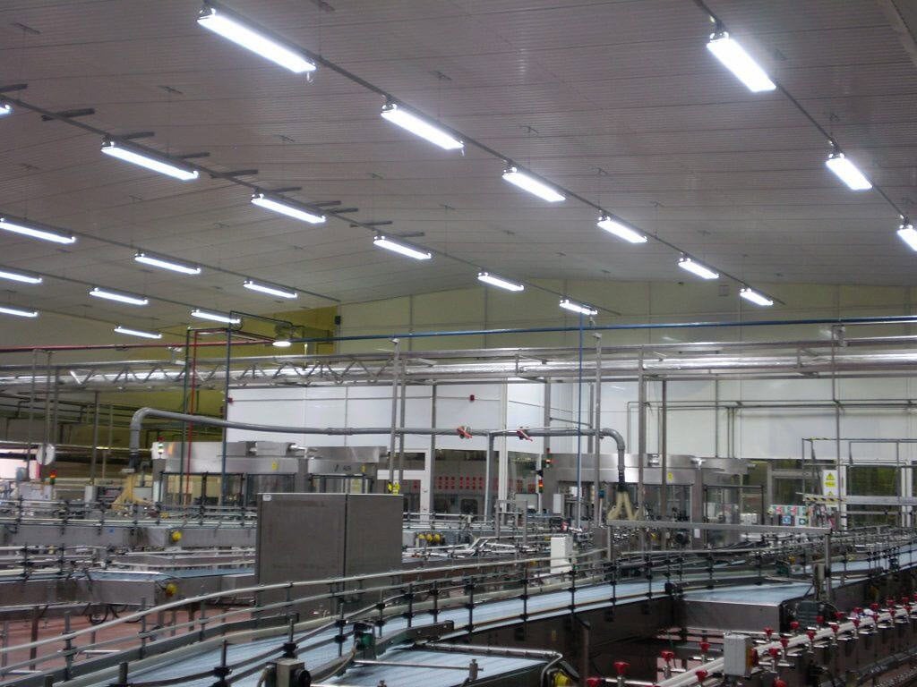 Interiér montované ocelové obloukové průmyslové haly s výrobní linkou a technologickým vybavením, realizace HUPRO SYSTEMS SE