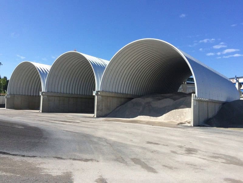 Ocelová oblouková montovaná průmyslová hala určená pro skladování sypkých materiálů, realizace HUPRO SYSTEMS SE