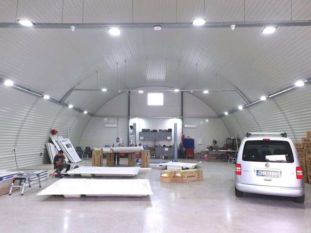 Interiér montované ocelové obloukové průmyslové haly využívané jako dílna a servisní prostor, realizace HUPRO SYSTEMS SE