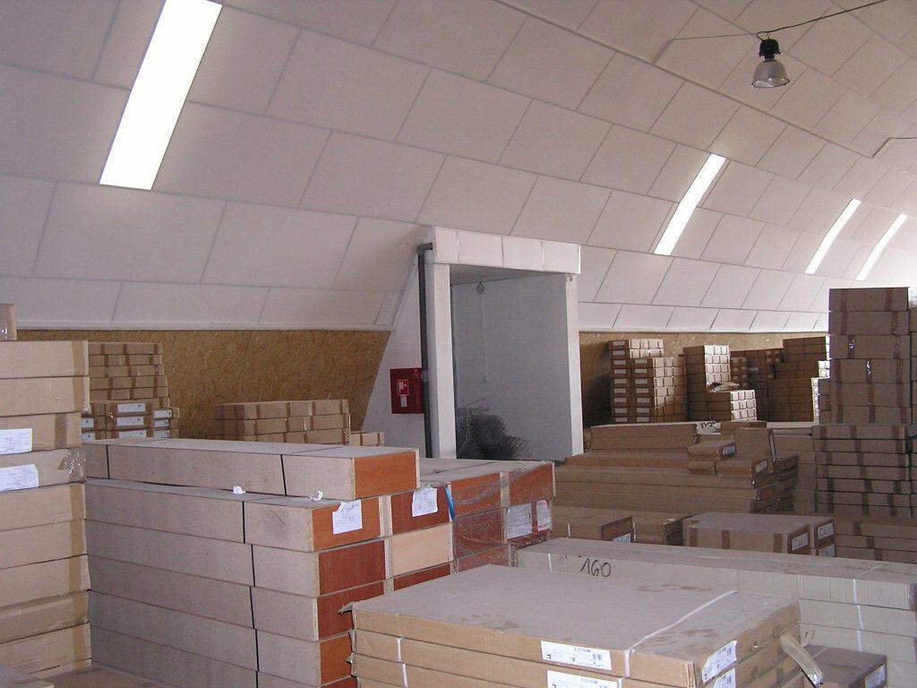 Ocelová oblouková montovaná průmyslová hala využívaná jako sklad materiálu a dřevěných výrobků, realizace HUPRO SYSTEMS SE