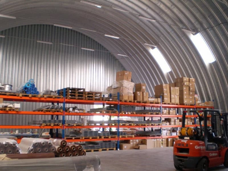 Ocelová oblouková montovaná skladová hala s regálovým systémem a vysokým úložným prostorem, realizace HUPRO SYSTEMS SE