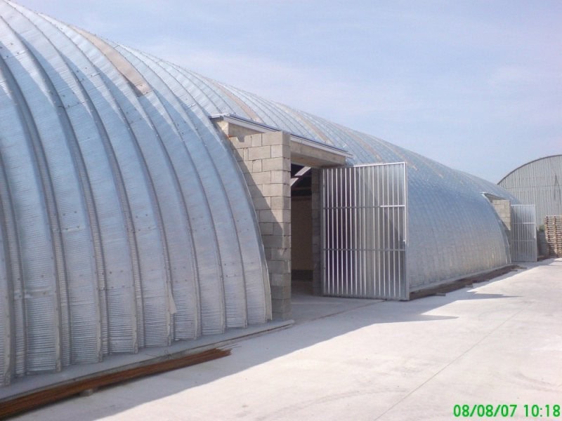 Ocelová oblouková montovaná skladová hala se vstupními vraty a pozinkovaným opláštěním, realizace HUPRO SYSTEMS SE