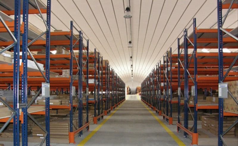 Interiér ocelové obloukové montované skladové haly s vysokými regály a optimalizovaným prostorem pro logistiku, realizace HUPRO SYSTEMS SE