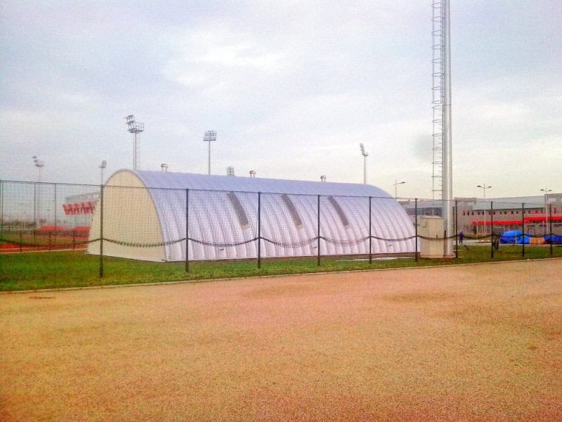 Ocelová oblouková montovaná skladová hala v areálu, vhodná pro skladování a technické zázemí, realizace HUPRO SYSTEMS SE